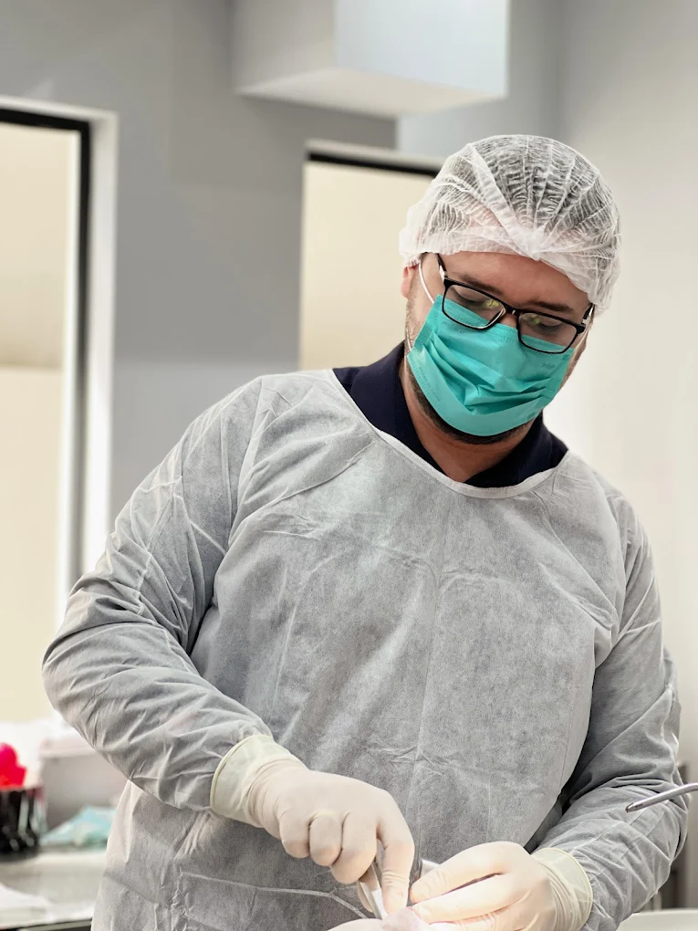 Profissional da A&A Dental Clinic durante atendimento odontológico
