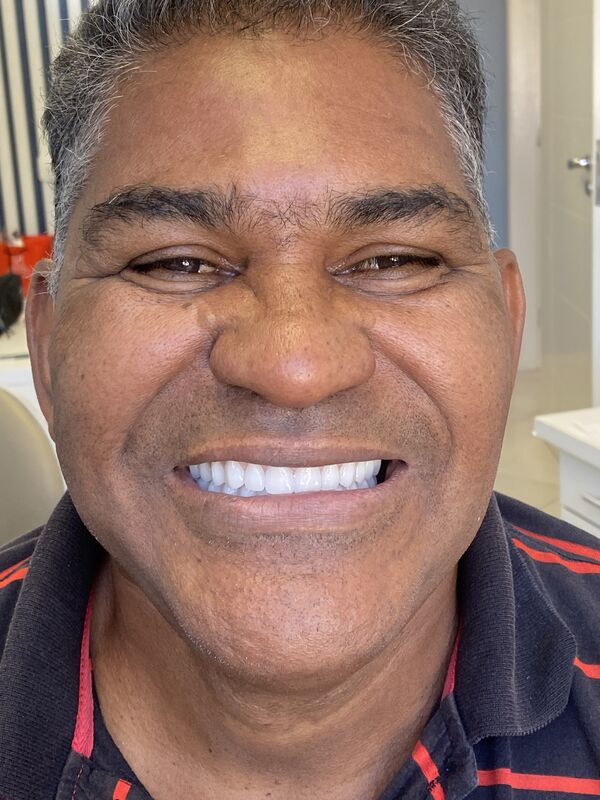 Paciente da A&A Dental Clinic após tratamento odontológico